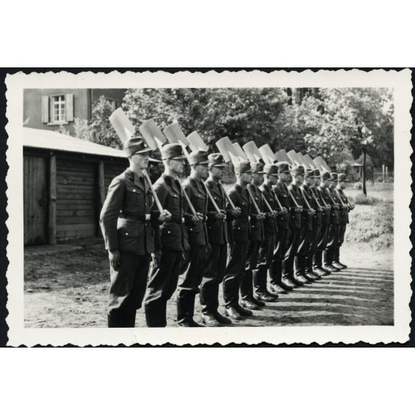 Foto-Löcke, Kaiserslautern, Németország, katona, egyenruha, náci, 2. világháború, Reichsarbeitsdienst (Birodalmi Munkaszolgálat) tagjai, ásó, lapát, 1940-es évek, Horthy-korszak, Eredeti fotó, hátulján jelzett papírkép.  