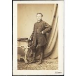 J. Bauer műterme, Bécs, Ausztria, elegáns fiatal férfi portréja, csizma, magyaros ruha, monarchia, 1860-as évek, Eredeti CDV, vizitkártya fotó. 