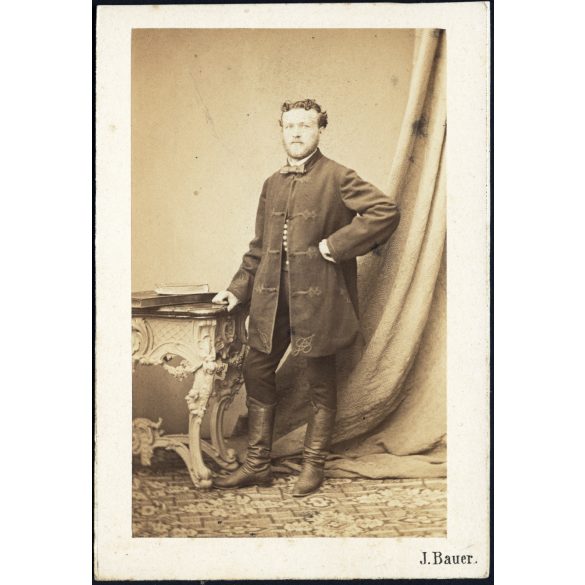 J. Bauer műterme, Bécs, Ausztria, elegáns fiatal férfi portréja, csizma, magyaros ruha, monarchia, 1860-as évek, Eredeti CDV, vizitkártya fotó. 