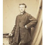 J. Bauer műterme, Bécs, Ausztria, elegáns fiatal férfi portréja, csizma, magyaros ruha, monarchia, 1860-as évek, Eredeti CDV, vizitkártya fotó. 