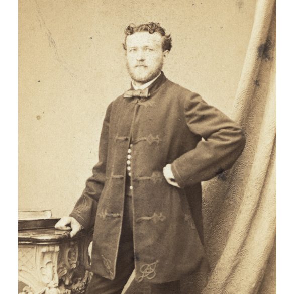 J. Bauer műterme, Bécs, Ausztria, elegáns fiatal férfi portréja, csizma, magyaros ruha, monarchia, 1860-as évek, Eredeti CDV, vizitkártya fotó. 