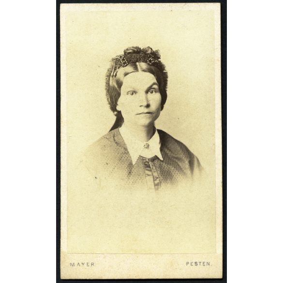 Mayer György műterme, Pest (Budapest), elegáns nő különös főkötőben,  monarchia, 1860-es évek, Eredeti CDV, vizitkártya fotó. 