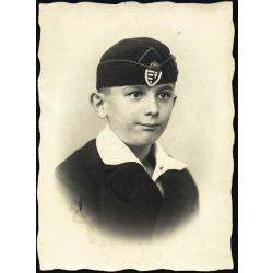   Iskolás fiú egyensapkában, magyar címer, 1930, 1930-as évek, Horthy-korszak, Eredeti fotó, papírkép. 