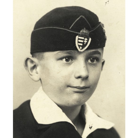 Iskolás fiú egyensapkában, magyar címer, 1930, 1930-as évek, Horthy-korszak, Eredeti fotó, papírkép. 