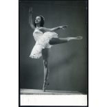 Kálmán foto, Budapest, balerina, táncos lány gyönyörű ruhában, művészet, balett, tánc, színház, 1950, 1950-es évek, kommunizmus, Eredeti pecséttel, mélynyomóval jelzett fotó, papírkép.