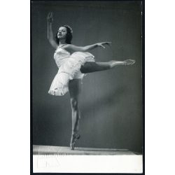   Kálmán foto, Budapest, balerina, táncos lány gyönyörű ruhában, művészet, balett, tánc, színház, 1950, 1950-es évek, kommunizmus, Eredeti pecséttel, mélynyomóval jelzett fotó, papírkép.
