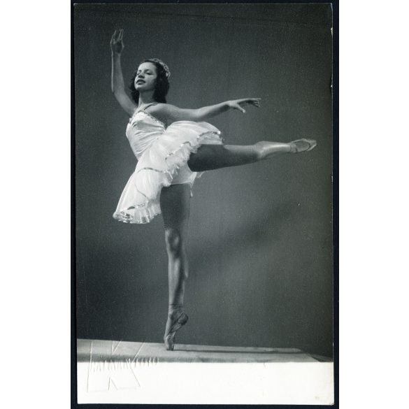 Kálmán foto, Budapest, balerina, táncos lány gyönyörű ruhában, művészet, balett, tánc, színház, 1950, 1950-es évek, kommunizmus, Eredeti pecséttel, mélynyomóval jelzett fotó, papírkép.