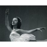 Kálmán foto, Budapest, balerina, táncos lány gyönyörű ruhában, művészet, balett, tánc, színház, 1950, 1950-es évek, kommunizmus, Eredeti pecséttel, mélynyomóval jelzett fotó, papírkép.
