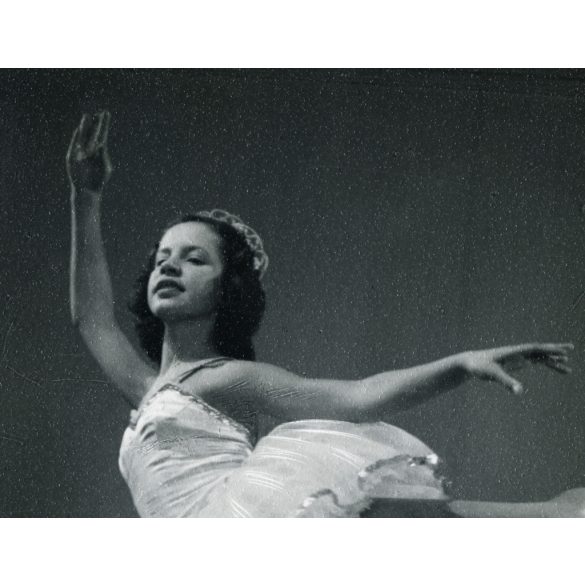Kálmán foto, Budapest, balerina, táncos lány gyönyörű ruhában, művészet, balett, tánc, színház, 1950, 1950-es évek, kommunizmus, Eredeti pecséttel, mélynyomóval jelzett fotó, papírkép.