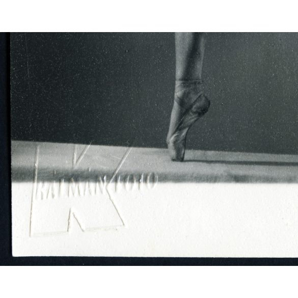 Kálmán foto, Budapest, balerina, táncos lány gyönyörű ruhában, művészet, balett, tánc, színház, 1950, 1950-es évek, kommunizmus, Eredeti pecséttel, mélynyomóval jelzett fotó, papírkép.