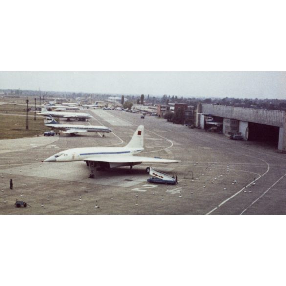 Tupoljev Tu-144 szovjet szuperszonikus utasszállító repülőgép, Budapest, Ferihegyi repülőtér, jármű, közlekedés, 1970-es évek, szocializmus, Eredeti fotó, papírkép.   