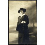 Till Viktor műterme, Hódmezővásárhely, gyönyörű nő elegáns ruhában, kalap, muff, virág, 1910-es évek, monarchia, Eredeti fotó, hátulján jelzett papírkép.  
