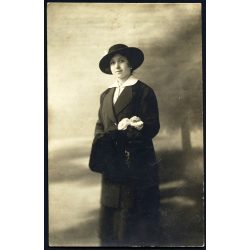   Till Viktor műterme, Hódmezővásárhely, gyönyörű nő elegáns ruhában, kalap, muff, virág, 1910-es évek, monarchia, Eredeti fotó, hátulján jelzett papírkép.  