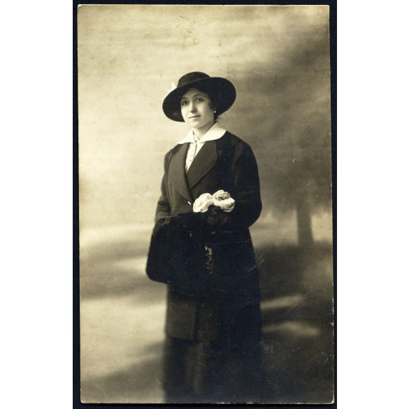 Till Viktor műterme, Hódmezővásárhely, gyönyörű nő elegáns ruhában, kalap, muff, virág, 1910-es évek, monarchia, Eredeti fotó, hátulján jelzett papírkép.  