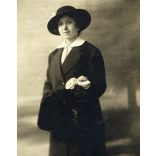 Till Viktor műterme, Hódmezővásárhely, gyönyörű nő elegáns ruhában, kalap, muff, virág, 1910-es évek, monarchia, Eredeti fotó, hátulján jelzett papírkép.  