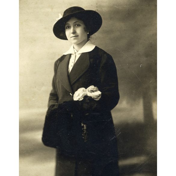Till Viktor műterme, Hódmezővásárhely, gyönyörű nő elegáns ruhában, kalap, muff, virág, 1910-es évek, monarchia, Eredeti fotó, hátulján jelzett papírkép.  