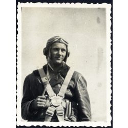   Pilóta repülős bőrdzsekiben, Gyöngyös, repülés, aviatika, ,  1949, 1940-es évek, kommunizmus, Eredeti fotó, hátulján feliratozott papírkép.   