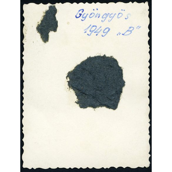 Pilóta repülős bőrdzsekiben, Gyöngyös, repülés, aviatika, ,  1949, 1940-es évek, kommunizmus, Eredeti fotó, hátulján feliratozott papírkép.   