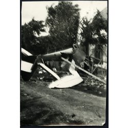   Repülőbaleset, Szentes, lezuhant vitorlázó repülőgép, aviatika, jármű, közlekedés,  1951, 1950-es évek, kommunizmus, Eredeti fotó, papírkép.