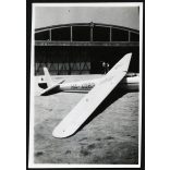 Meise vitorlázó repülőgép, Farkashegy, HA-4083 lajstromjel, jármű, közlekedés, aviatika, propaganda felirat a hangáron, 1950, 1950-es évek, kommunizmus, Eredeti fotó, hátulján feliratozott papírkép. 
