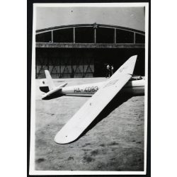   Meise vitorlázó repülőgép, Farkashegy, HA-4083 lajstromjel, jármű, közlekedés, aviatika, propaganda felirat a hangáron, 1950, 1950-es évek, kommunizmus, Eredeti fotó, hátulján feliratozott papírkép. 