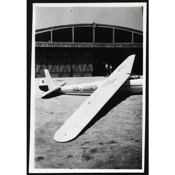 Meise vitorlázó repülőgép, Farkashegy, HA-4083 lajstromjel, jármű, közlekedés, aviatika, propaganda felirat a hangáron, 1950, 1950-es évek, kommunizmus, Eredeti fotó, hátulján feliratozott papírkép. 