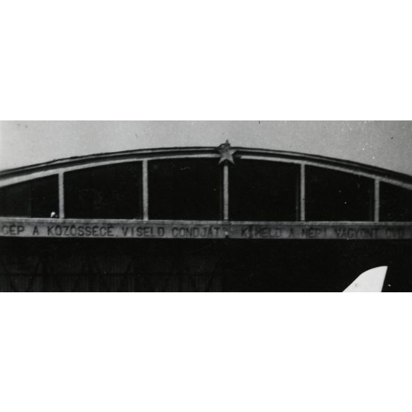 Meise vitorlázó repülőgép, Farkashegy, HA-4083 lajstromjel, jármű, közlekedés, aviatika, propaganda felirat a hangáron, 1950, 1950-es évek, kommunizmus, Eredeti fotó, hátulján feliratozott papírkép. 