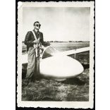 Rubik R-15b magyar vitorlázó repülőgép, Szentes, pilóta, napszemüveg, jármű, közlekedés, aviatika, 1951, 1950-es évek, kommunizmus, Eredeti fotó, hátulján feliratozott papírkép.