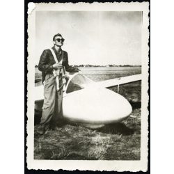   Rubik R-15b magyar vitorlázó repülőgép, Szentes, pilóta, napszemüveg, jármű, közlekedés, aviatika, 1951, 1950-es évek, kommunizmus, Eredeti fotó, hátulján feliratozott papírkép.