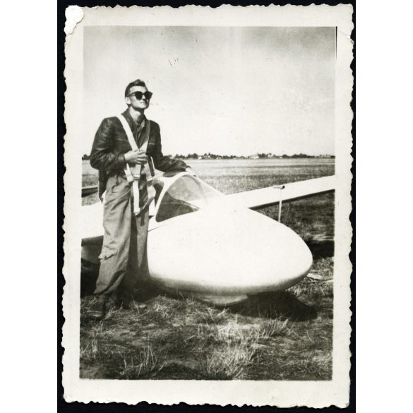 Rubik R-15b magyar vitorlázó repülőgép, Szentes, pilóta, napszemüveg, jármű, közlekedés, aviatika, 1951, 1950-es évek, kommunizmus, Eredeti fotó, hátulján feliratozott papírkép.
