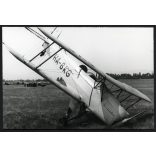 Bücker Bü 131 Jungmann repülőgép balesete, HA-BKG lajstromjel, repülőtér, jármű, közlekedés, aviatika, 1950-es évek, kommunizmus, Eredeti fotó, papírkép.  