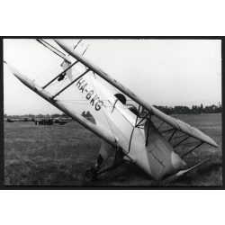   Bücker Bü 131 Jungmann repülőgép balesete, HA-BKG lajstromjel, repülőtér, jármű, közlekedés, aviatika, 1950-es évek, kommunizmus, Eredeti fotó, papírkép.  