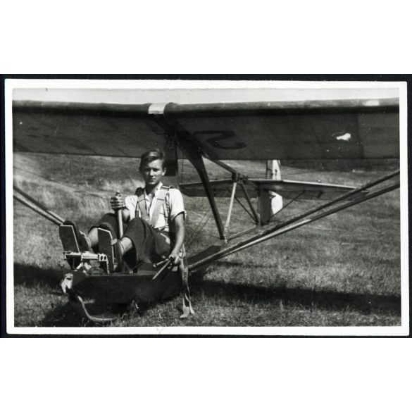 Rubik R-07a Tücsök, magyar vitorlázó repülőgép (Rubik-tervezés), Farkashegy, pilóta, repülőtér, jármű, közlekedés, aviatika, 1947, 1940-es évek, kommunizmus, Eredeti fotó, hátulján feliratozott papírkép. 