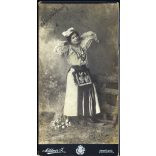 Nagyobb méret, Mildner műterem, Dunaföldvár, elegáns nő sokác (?) népviseletben, különös ruha, néprajz, helytörténet, monarchia, 1900-as évek, Eredeti kabinetfotó. 