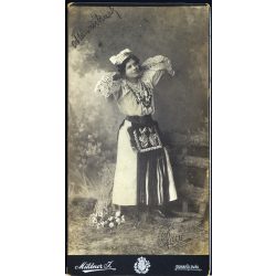   Nagyobb méret, Mildner műterem, Dunaföldvár, elegáns nő sokác (?) népviseletben, különös ruha, néprajz, helytörténet, monarchia, 1900-as évek, Eredeti kabinetfotó. 