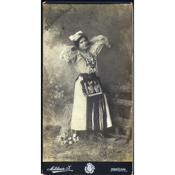 Nagyobb méret, Mildner műterem, Dunaföldvár, elegáns nő sokác (?) népviseletben, különös ruha, néprajz, helytörténet, monarchia, 1900-as évek, Eredeti kabinetfotó. 