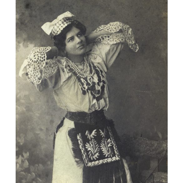 Nagyobb méret, Mildner műterem, Dunaföldvár, elegáns nő sokác (?) népviseletben, különös ruha, néprajz, helytörténet, monarchia, 1900-as évek, Eredeti kabinetfotó. 
