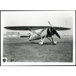   Nagyobb méret, Henschel német gyártmányú katonai felderítő repülőgép, Németország, Hs 122 V3 prototípus, amely a "D-UDIZ" lajstromjellel rendelkezik. A repülőgép napernyőszárnyas (parasol wing) kialakítású, és csillagmotorral van felszerelve, já