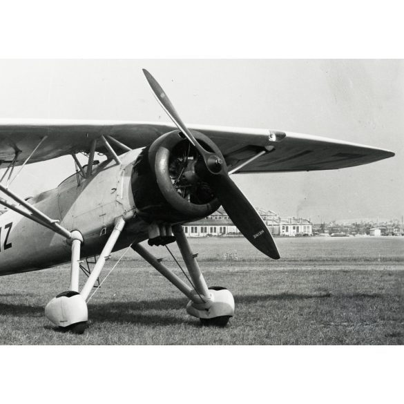 Nagyobb méret, Henschel német gyártmányú katonai felderítő repülőgép, Németország, Hs 122 V3 prototípus, amely a "D-UDIZ" lajstromjellel rendelkezik. A repülőgép napernyőszárnyas (parasol wing) kialakítású, és csillagmotorral van felszerelve, já