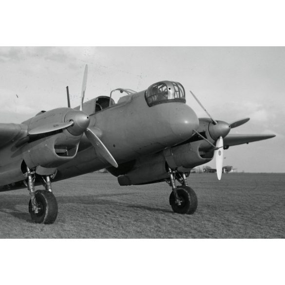 Nagyobb méret, Henschel német gyártmányú katonai repülőgép, a kétmotoros modellt 1934-ben fejlesztették ki bombázó-vadász (Kampfzerstörer) feladatkörre. Németország, Hs 124, jármű, közlekedés, aviatika, 2. világháború, 1930-as évek, Horthy-korszak, E