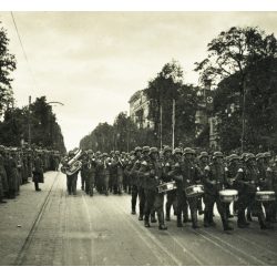   Német győzelmi katonai parádé,  Varsó, Lengyelország, német katonai vezetők, lovas katonák, horogkereszt, náci egyenruha, 2. világháború, Horthy-korszak, 1939, 1930-as évek, Eredeti sztereó fotó, hátulján feliratozott gyűjteményes papír