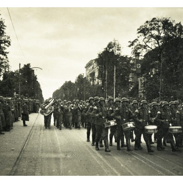 Német győzelmi katonai parádé,  Varsó, Lengyelország, német katonai vezetők, lovas katonák, horogkereszt, náci egyenruha, 2. világháború, Horthy-korszak, 1939, 1930-as évek, Eredeti sztereó fotó, hátulján feliratozott gyűjteményes papír