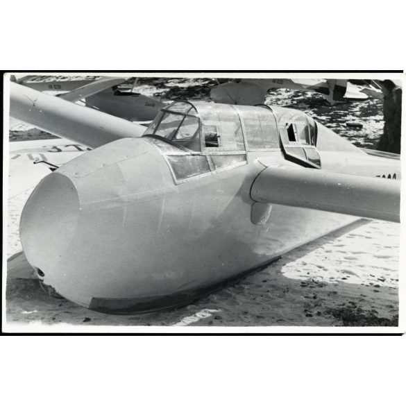 A HA-5066 lajstromjelű DFS Kranich ll. vitorlázó repülőgép Farkashegyen. Budapest, ezzel a géppel repült Méray-Horváth Róbert Farkashegyről – Nándorfehérvárra (Belgrád) 1943 nyarán, aviatika, jármű, közlekedés, 1950-es évek, kommunizmus, Eredeti fotó