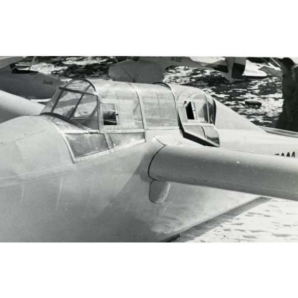 A HA-5066 lajstromjelű DFS Kranich ll. vitorlázó repülőgép Farkashegyen. Budapest, ezzel a géppel repült Méray-Horváth Róbert Farkashegyről – Nándorfehérvárra (Belgrád) 1943 nyarán, aviatika, jármű, közlekedés, 1950-es évek, kommunizmus, Eredeti fotó