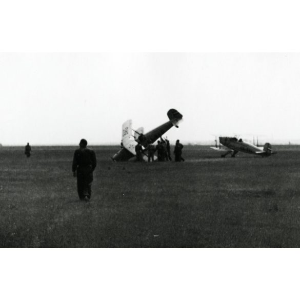 Bücker Bü 131D-2 Csíz repülőgép balesete, Magyarország, HA-BKG magyar lajstromjellel, , aviatika, jármű, közlekedés, 1950-es évek, kommunizmus, Eredeti fotó, papírkép.   