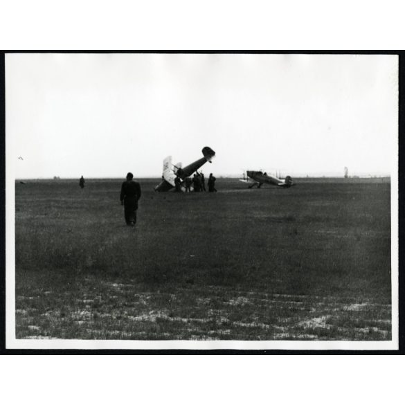 Bücker Bü 131D-2 Csíz repülőgép balesete, Magyarország, HA-BKG magyar lajstromjellel, , aviatika, jármű, közlekedés, 1950-es évek, kommunizmus, Eredeti fotó, papírkép.   