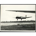 Liszunov Li-2 típusú szovjet repülőgép, amely a MALÉV jogelődjének, a MASZOVLET-nek (Magyar-Szovjet Polgári Légiforgalmi Rt.) színeiben repül,  Magyarország, magyar lajstromjel, , aviatika, jármű, közlekedés, 1950-es évek, kommunizmus, Eredeti fotó, 