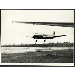   Liszunov Li-2 típusú szovjet repülőgép, amely a MALÉV jogelődjének, a MASZOVLET-nek (Magyar-Szovjet Polgári Légiforgalmi Rt.) színeiben repül,  Magyarország, magyar lajstromjel, , aviatika, jármű, közlekedés, 1950-es évek, kommunizmus, Eredeti fotó, 