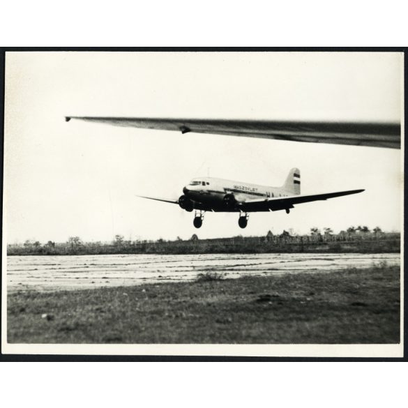 Liszunov Li-2 típusú szovjet repülőgép, amely a MALÉV jogelődjének, a MASZOVLET-nek (Magyar-Szovjet Polgári Légiforgalmi Rt.) színeiben repül,  Magyarország, magyar lajstromjel, , aviatika, jármű, közlekedés, 1950-es évek, kommunizmus, Eredeti fotó, 