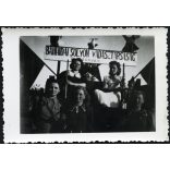 Bánhidai Sólyom Vadásztársaság, Tatabánya, nők egy felvonuláson, felirat, 1950-es évek, kommunizmus, Eredeti fotó, papírkép.  